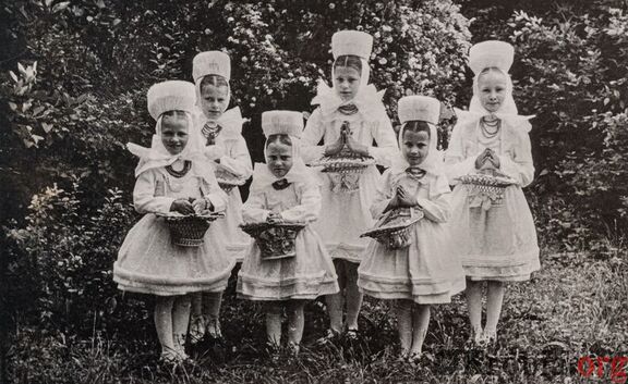biskupianie-Krobia dzieci sypiące kwiatki lata 60-te