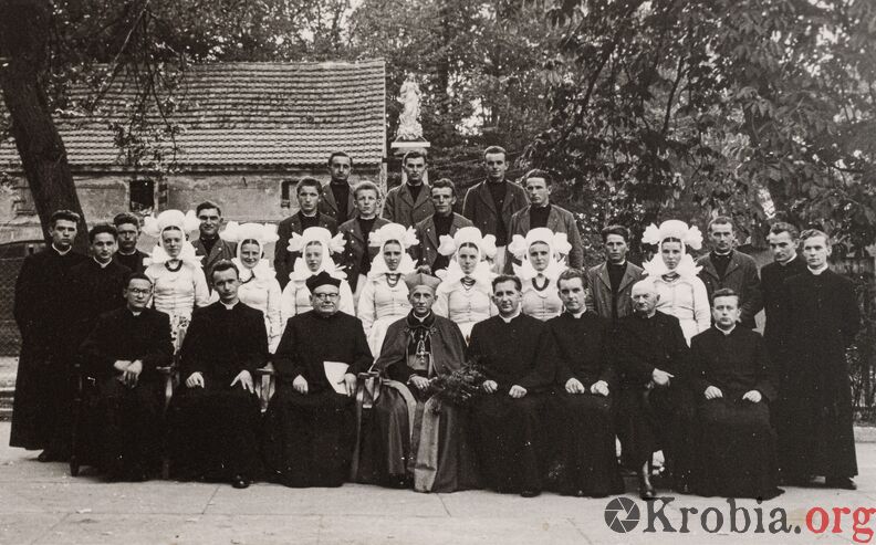 biskupianie-Krobia spotkanie biskupian z SUłkowic z biskupem Baraniakiem lata 60-te.jpg